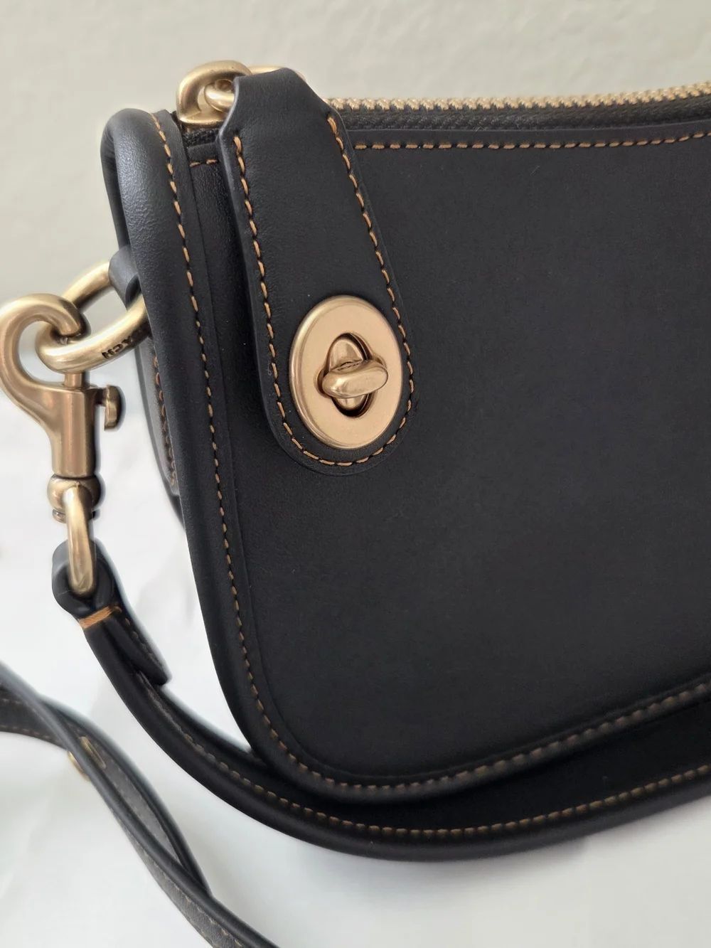 Coach Swinger Black Leather Shoulder Bag Crossbody - Picture 3 of 10